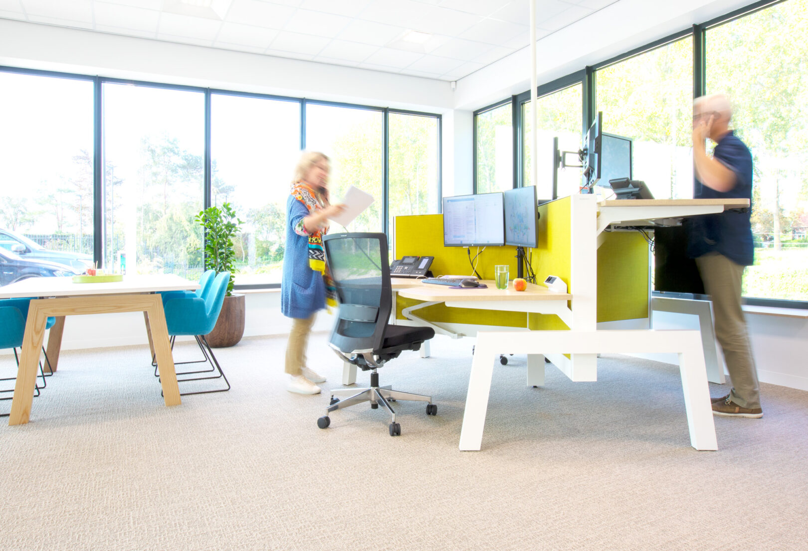dynamische meubels met zit sta bureau in heringericht kantoor