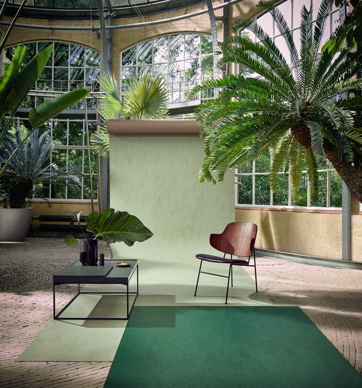 Groen kantoor duurzaam met stoel en planten